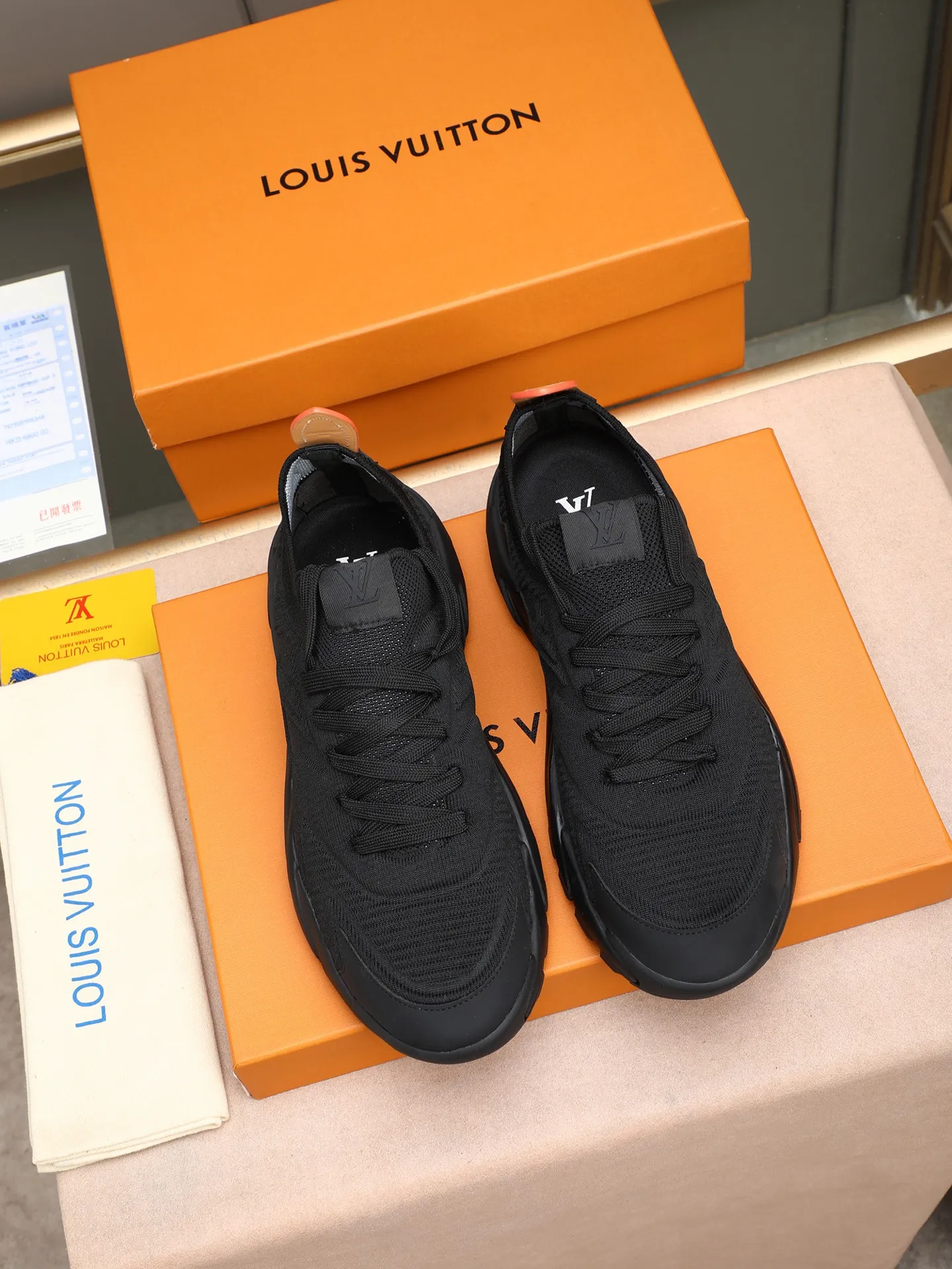 Men's Men's Shoes 💰580 LV Louis Vuitton L Jialu Brand Runner Tatic Series Thick Sole Casual Sports Shoes Running Shoes Original purchase, development and production This LV Runner Tatic sports shoe is blended with fly woven fabric material to interpret the inspiration of traditional mountaineering shoes. The LV letters are written on one side, the Louis Vuitton logo, and the light and wear-resistant rubber outsole completes the whole package. The delivery counter is exquisitely packaged🛍📦 ▪️Fabrics: Original imported custom fly-woven fabric ▪️Inner lining: Original custom-made breathable mesh ▪️Sole: Original open-molded anti-slip rubber combination material ▪️Sole thickness: 4CM ▪️Size: Men's 38-44 (45 custom-made)